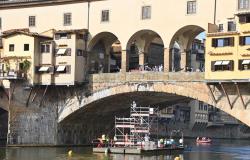 Floating platform underneath Ponte Vecchio