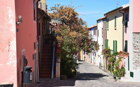 A quiet street on Capraia Island / Photo: Claudio Vidri via Shutterstock