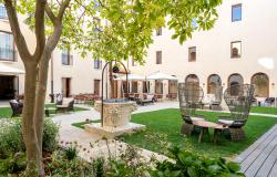 Courtyard at Ca’ di Dio, Venice, with lawn chairs and a tree