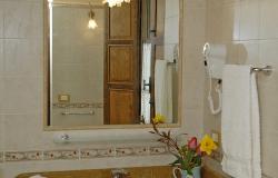 a typical en suite bathroom in all the guest rooms/bedrooms