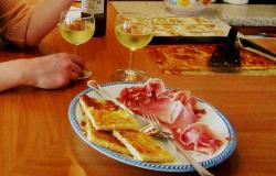 White wine and farinata as aperitif