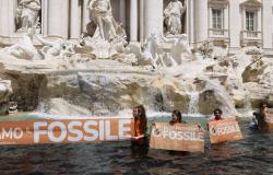 Members of the Ultima Generazione (Last Generation) group at the Trevi Fountain in Rome / Photo: Alessandro Penso